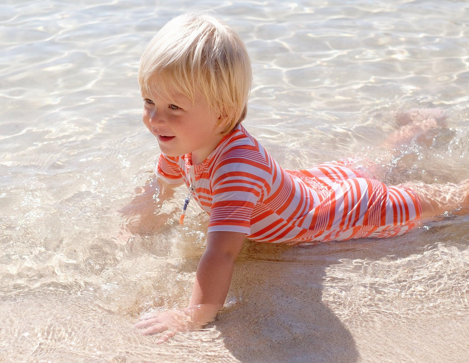 En Toute Sécurité sous le Soleil : Découvrez les Combinaisons Anti-UV pour Bébé Garçons - Lison Paris