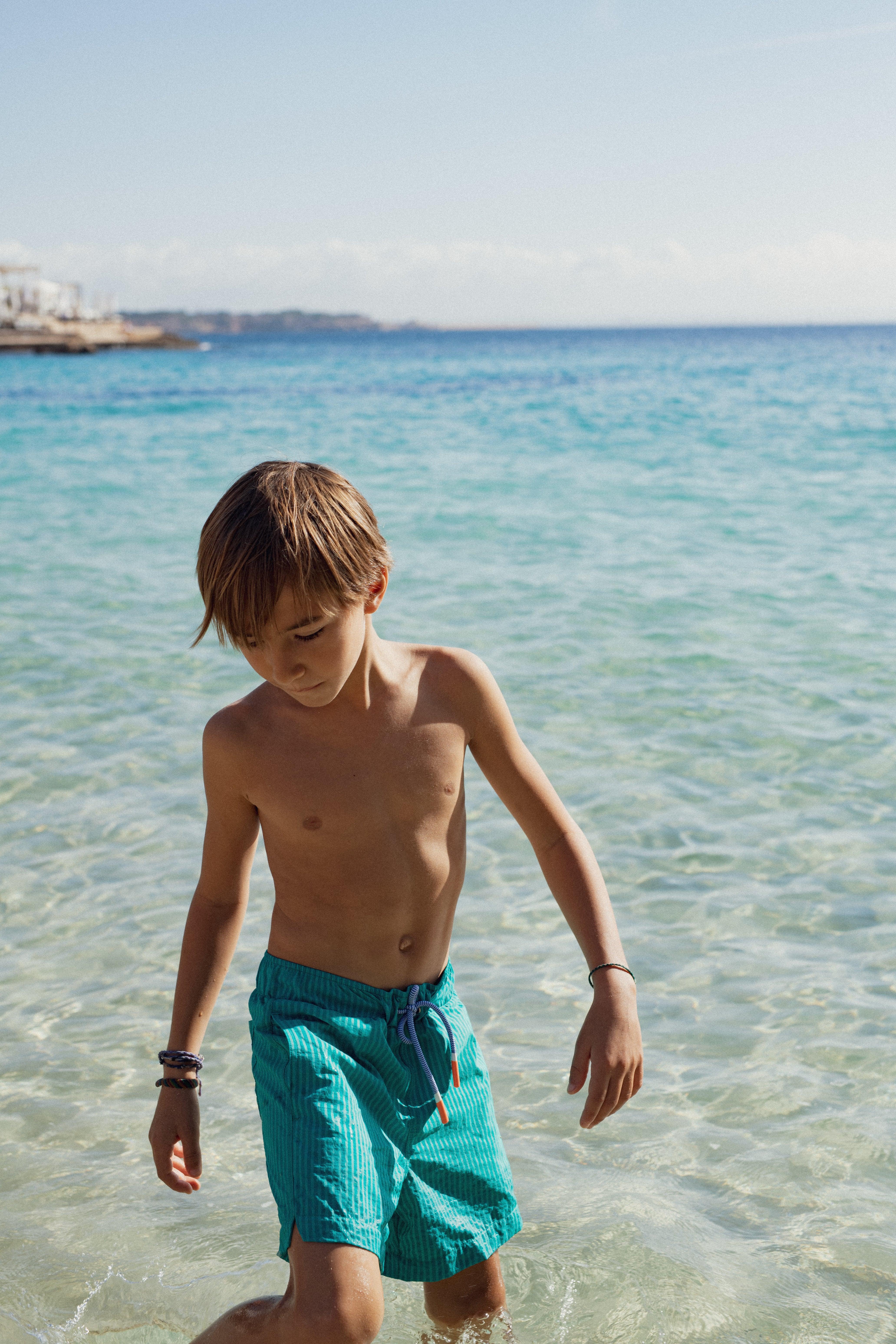 Short de bain garçon, rayures vertes | FIDJI